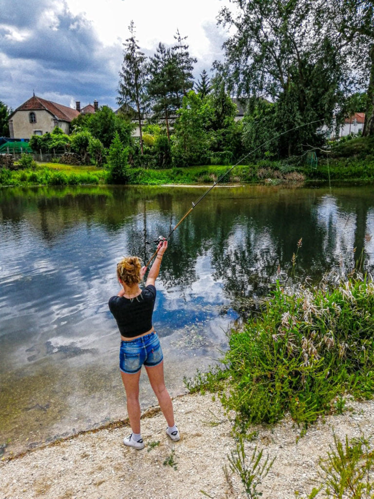 Femme qui pêche en street fishing