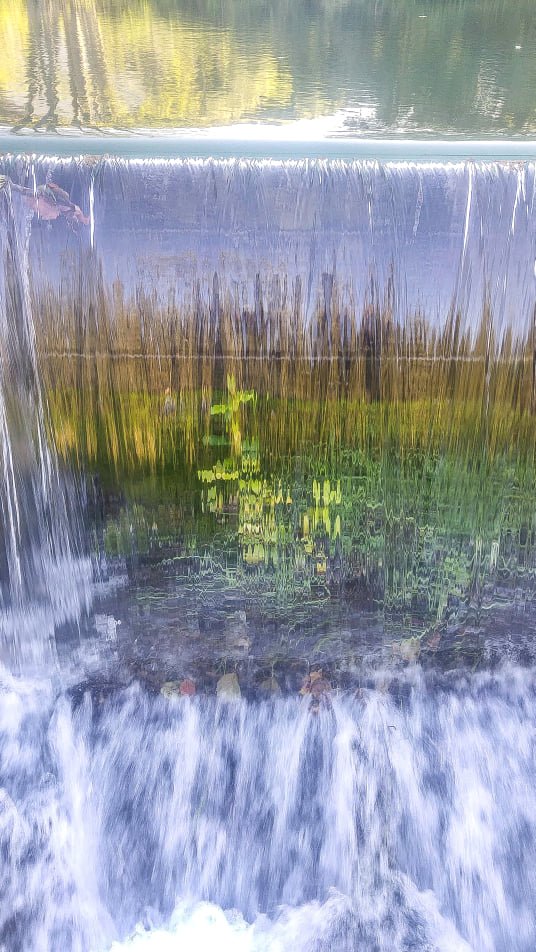 La peche en champagne offre de beau tableau comme cette chute d'eau dans la vallée de la seine