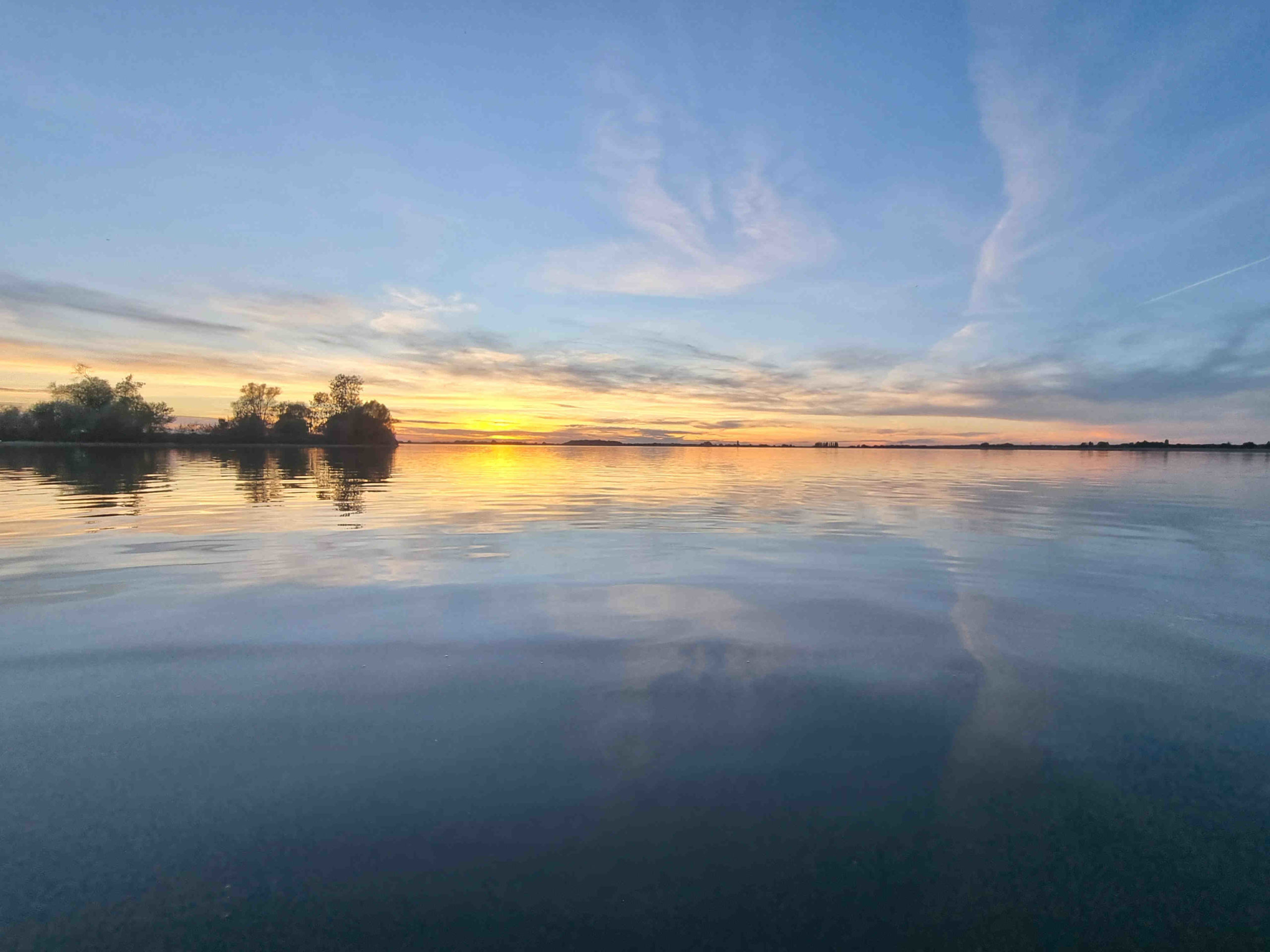 couché de soleil Couché de soleil sur le lac d'Amance